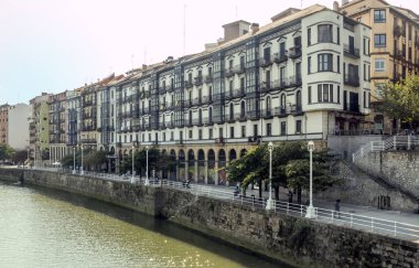Bilbao, İspanya-Eylül 2018. Nehir şehrin kıyıya insanlarla. Şehir hayatı tarif.