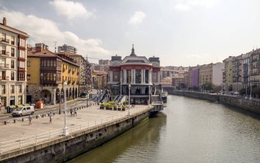 Bilbao, İspanya-Eylül 2018. Nehir şehrin kıyıya insanlarla. Şehir hayatı tarif.
