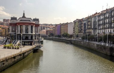 Bilbao, İspanya-Eylül 2018. Nehir şehrin kıyıya insanlarla. Şehir hayatı tarif.