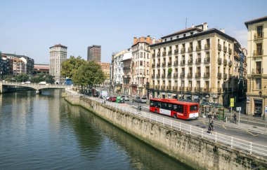 Bilbao, İspanya-Eylül 2018. Nehir şehrin kıyıya insanlarla. Şehir hayatı tarif.