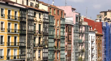 Güneşli bir günde bir şehir içinde pencere eşiği ile evlerin dış cephe