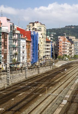 Güneşli bir günde bir şehir içinde pencere eşiği ile evlerin dış cephe