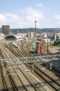 Güneşli bir gün tren istasyonunda, demiryolu.