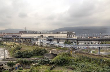 Bilbao, İspanya-Eylül 2018. Nehir şehrin kıyıya insanlarla. Şehir hayatı tarif.