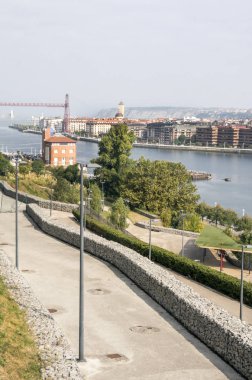 Bilbao, İspanya-Eylül 2018. Nehir şehrin kıyıya insanlarla. Şehir hayatı tarif.
