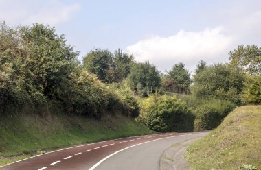 Yol dağlarda ağaçlarıyla çevrili