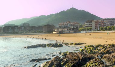 Cantabria kıyılarında İspanya güneşli bir gün