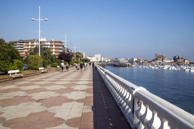 Castro Urdiales, İspanya-Septemeber 2018. Denizde teknelerle İspanya Sahili şehrin görünümü.