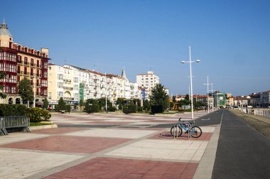 Castro Urdiales, İspanya-Eylül 2018. Gezinti güneşli bir gün İspanya kuzeyinde bir şehir. Kentte yaşam tarif.
