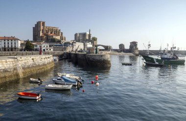 Castro Urdiales, İspanya-Septemeber 2018. Denizde teknelerle İspanya Sahili şehrin görünümü.