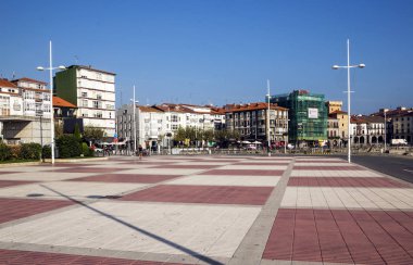 Castro Urdiales, İspanya-Eylül 2018. Gezinti güneşli bir gün İspanya kuzeyinde bir şehir. Kentte yaşam tarif.