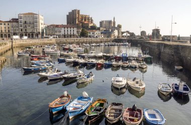 Castro Urdiales, İspanya-Septemeber 2018. Denizde teknelerle İspanya Sahili şehrin görünümü.