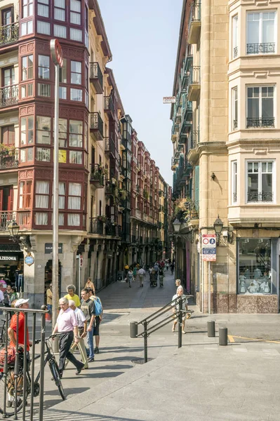 ビルバオ スペイン 2018 晴れた日に歩いて人々 と都市の通り 市生活を記述します — ストック写真