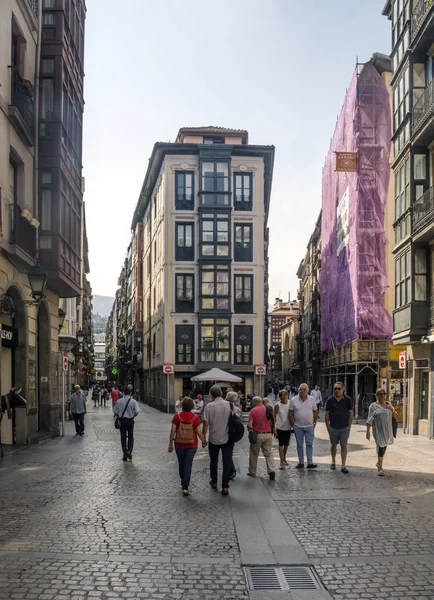 ビルバオ スペイン 2018 晴れた日に歩いて人々 と都市の通り 市生活を記述します — ストック写真