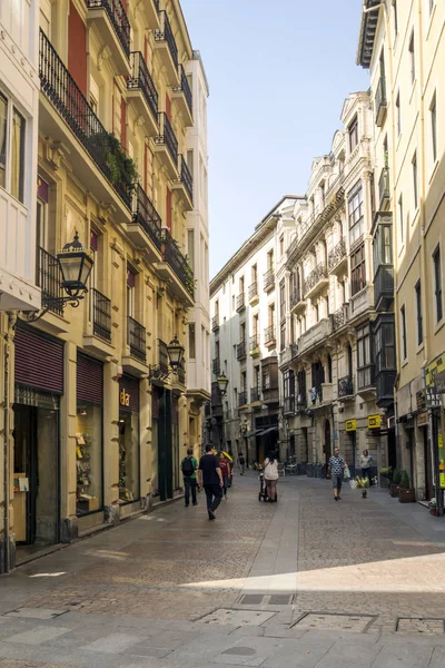 Bilbao, İspanya-Eylül, 2018. İnsanlar onları güneşli bir günde bir şehir sokak. Ciry hayatını