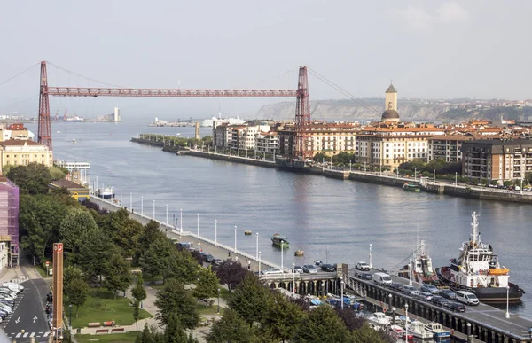 Bilbao, İspanya-Eylül 2018. Nehir şehrin kıyıya insanlarla. Şehir hayatı tarif.