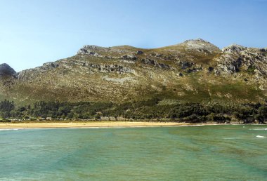 Dağlar: Cantabria, İspanya Kuzey güneşli bir günde denize yakın.