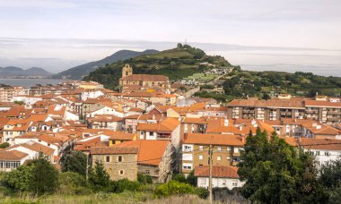 İspanya Kuzey bulutlu bir günde deniz kenarında kırsal kasaba 
