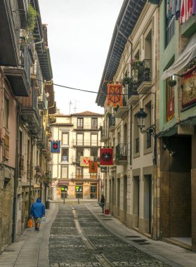 Santoa, Ispanya Eylül 2018. Ortaçağ kasabası sosyal bir etkinlikte köyün sokakta yürüyen insanlar.