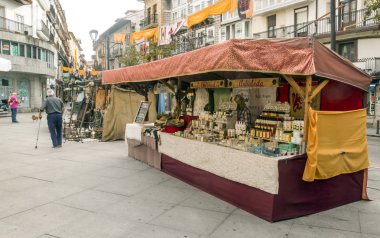 Santoa, Ispanya Eylül 2018. Ortaçağ kasabası sosyal bir etkinlikte köyün sokakta yürüyen insanlar.