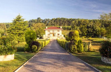 Kırsal kasaba Cantabria, İspanya güneşli bir günde.