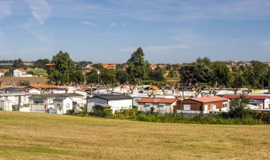 Kırsal kasaba Cantabria, İspanya güneşli bir günde.