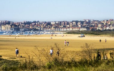 Kırsal kasaba Cantabria, İspanya güneşli bir günde.