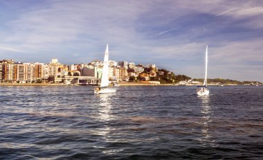 Santander, İspanya-Septemebr 2019. Deniz ve insanlar wlaking ile Santander şehir görünümünü. Güneşli bir günde modern arka planda bina görebilirsiniz.