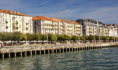 Santander, İspanya-Septemebr 2019. Deniz ve insanlar wlaking ile Santander şehir görünümünü. Güneşli bir günde modern arka planda bina görebilirsiniz.