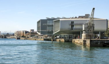 Santander, İspanya-Septemebr 2019. Deniz ve insanlar wlaking ile Santander şehir görünümünü. Güneşli bir günde modern arka planda bina görebilirsiniz.