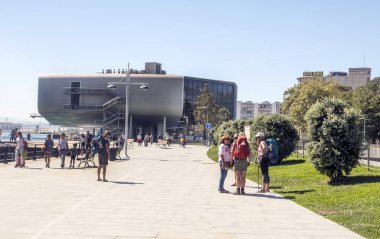 Santander, İspanya-Septemebr 2019. Şehir: İspanya Kuzey insanlar ve onları ve klasik bina yürüyüş turist Cantabria.
