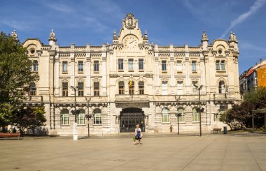 Santander, İspanya-Septemebr 2019. Şehir: İspanya Kuzey insanlar ve onları ve klasik bina yürüyüş turist Cantabria.