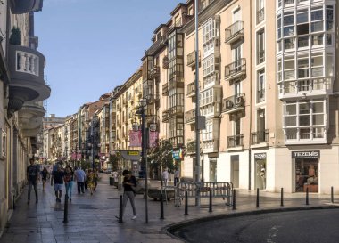 Santander, İspanya-Septemebr 2019. Şehir: İspanya Kuzey insanlar ve onları ve klasik bina yürüyüş turist Cantabria.