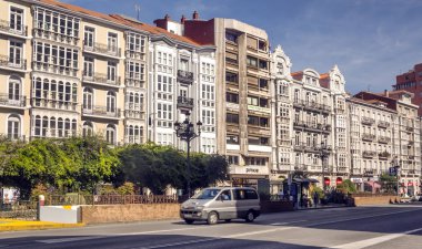 Santander, İspanya-Septemebr 2019. Şehir: İspanya Kuzey insanlar ve onları ve klasik bina yürüyüş turist Cantabria.