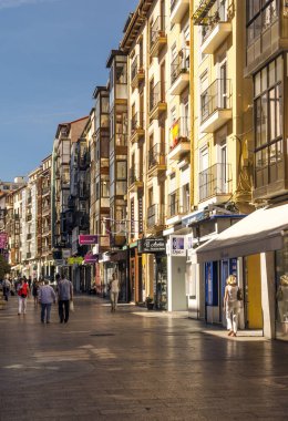 Santander, İspanya-Septemebr 2019. Şehir: İspanya Kuzey insanlar ve onları ve klasik bina yürüyüş turist Cantabria.