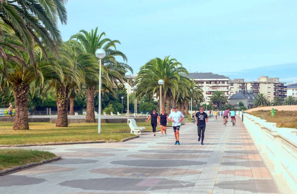 Castro Urdiales España Septemeber 2019 Gente Turista Caminando Paseo Marítimo — Foto de Stock