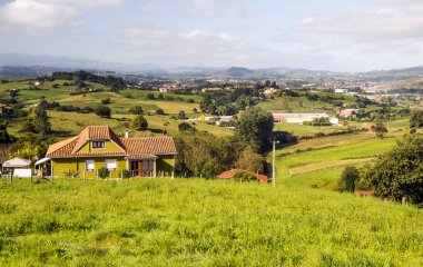Kırsal kasaba yakınındaki dağlarda Asturias İspanya Kuzey güneşli bir günde çayıra