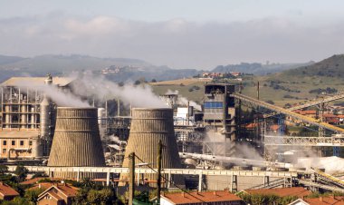 Asturias doğada güneşli bir günde Bacada sanayi