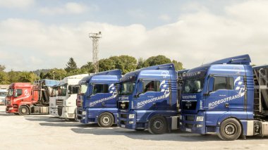 Santillana del Mar, İspanya-Eylül 2018. Bulutlu bir günde bir fabrika dışında park kamyon.