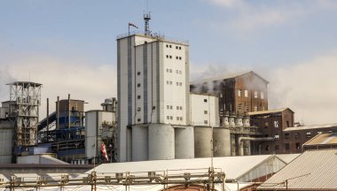 Asturias doğada güneşli bir günde Bacada sanayi