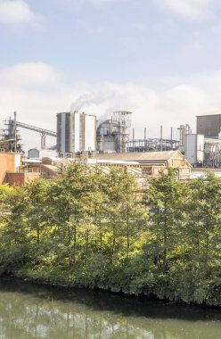 Asturias doğada güneşli bir günde Bacada sanayi