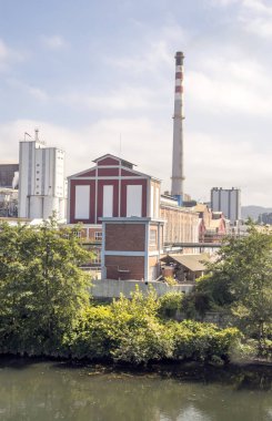 Asturias doğada güneşli bir günde Bacada sanayi