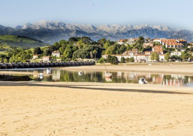 Şehir İspanya Kuzey güneşli bir günde kıyısından doğa ile çevrili.