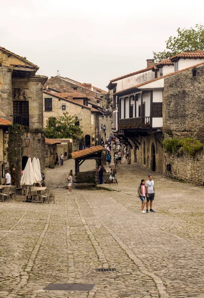 Santillana Дель Мар Іспанія Вересень 2018 Люди Йдуть Вулиці Середньовічної — стокове фото