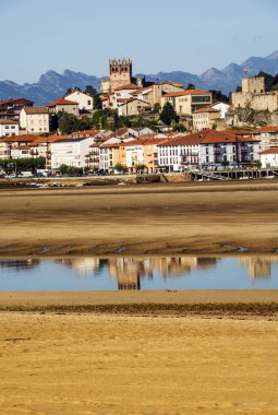 Şehir İspanya Kuzey güneşli bir günde kıyısından doğa ile çevrili.