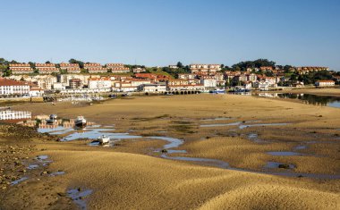 Şehir İspanya Kuzey güneşli bir günde kıyısından doğa ile çevrili.