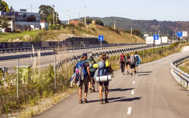 Santillana del Mar, İspanya-Eylül 2018. Bulutlu bir günde Camino de Santiago yapma Hacı.