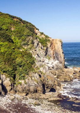 Kuzey İspanya'nın Asturias sahili. Güneşli bir günde okyanusu görüyorum.