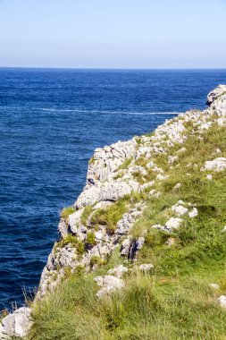 Kuzey İspanya'nın Asturias sahili. Güneşli bir günde okyanusu görüyorum.