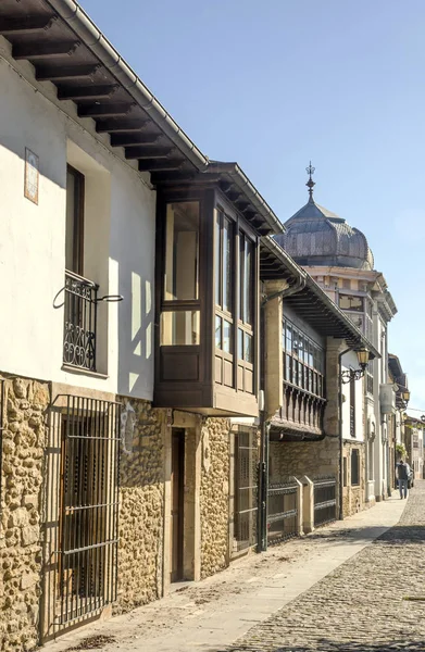 Gade Med Balkon Det Nordlige Spanien - Stock-foto